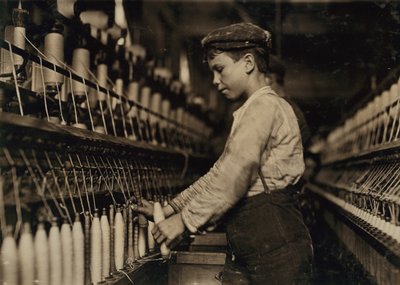 Mladý chlapec pracující jako Doffer v Globe Cotton Mill, Augusta, Georgia, USA, kolem roku 1909 od Lewis Wickes Hine