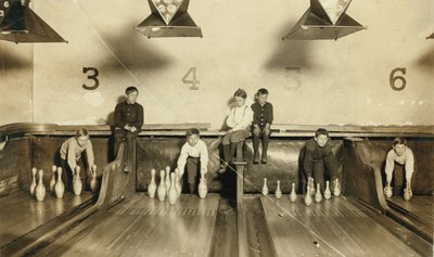 Young Boys Nastavení kuželek v Arcade Bowling Alley Pozdě v noci, Trenton, New Jersey, USA, kolem roku 1909 od Lewis Wickes Hine