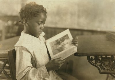 Young Girl Reading Book in Classroom, Pleasant Green School, Marlinton, Pocahontas County, West Virginia, USA, kolem roku 1921 od Lewis Wickes Hine