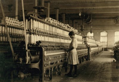 Mladá dospívající dívka pracující jako Spinner v Cotton Mill, West, Texas, USA, c. 1913 od Lewis Wickes Hine