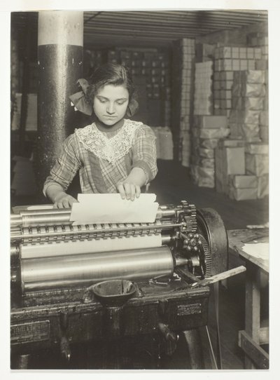 Mladý dělník v továrně na papírové krabice od Lewis Wickes Hine