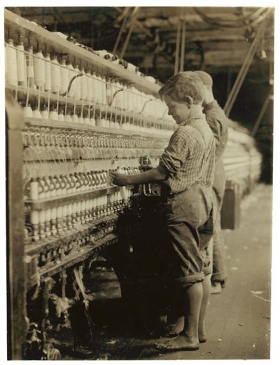Mladí dofferové nahrazující plné cívky v North Pownal, Vermont, 1910 od Lewis Wickes Hine