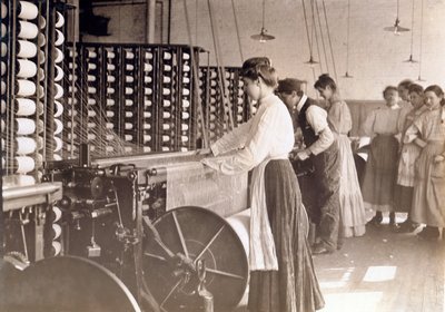 Mladé ženy pracující na spřádacím stroji v továrně na bavlnu, Jižní Karolína, 1908 od Lewis Wickes Hine