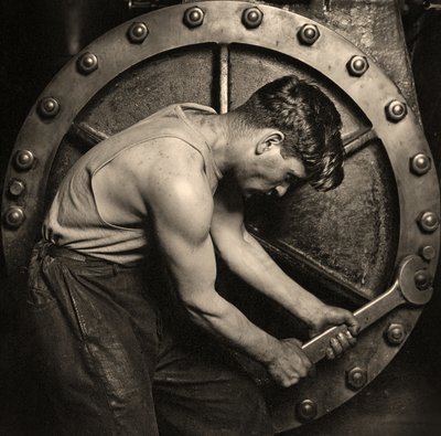 Detailní záběr mechanika elektrárny pracujícího na parním čerpadle c.1920 (foto) od Lewis Wickes Hine