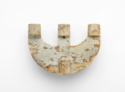Přívěsek ve tvaru oblouku, s přidanou dekorací, cca 3300-2250 př. Kr od Liangzhu culture