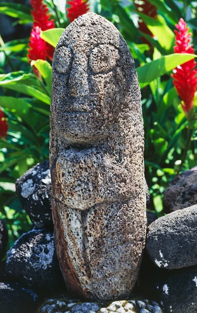Antropomorfní socha Tiki, Papeete, Tahiti, Společenské ostrovy, Souostroví Návětrných ostrovů, Francouzská Polynésie (zámořské území Francouzské republiky) od Unbekannt Unbekannt