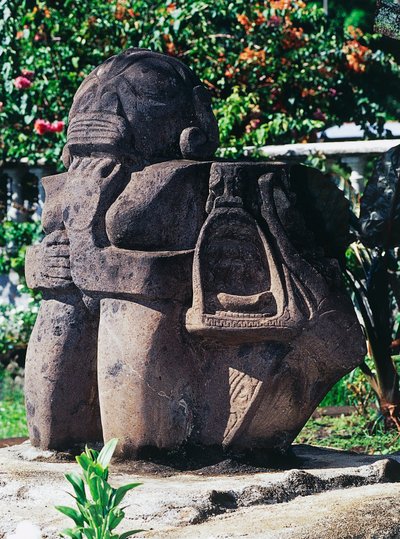 Antropomorfní socha Tiki, Papeete, Tahiti, Společenské ostrovy, Souostroví Návětrných ostrovů, Francouzská Polynésie (zámořské území Francouzské republiky) od Unbekannt Unbekannt