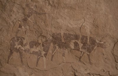 Dobytek a lidské postavy, jeskynní malba, Oued v Djeranu, poblíž Djanet, Tassili n