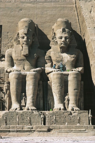 Kolosální pískovcové postavy trůnícího Ramsese II od Unbekannt Unbekannt