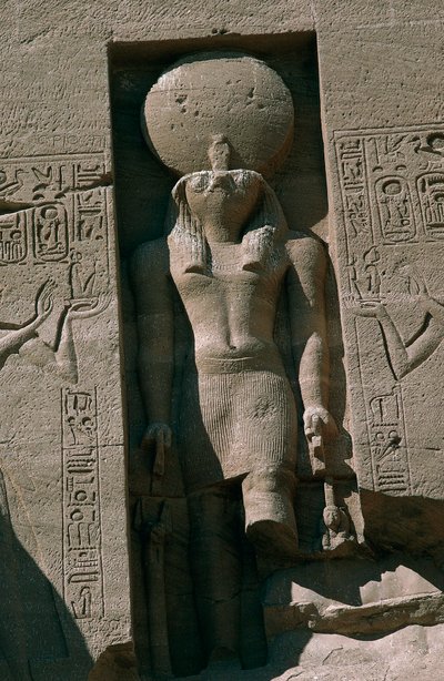 Egypt, Núbie, Abu Simbel, Velký chrám Ramsese II., fasáda, výklenek se sochou boha slunce Ra od Unbekannt Unbekannt