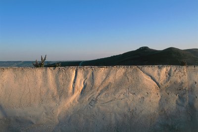Great Cretto (nebo Crack of Burri), Alberto Burri, Gibellina Sicílie, Itálie (foto) od Unbekannt Unbekannt