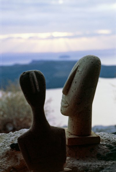 Hlavy kykladských idolů na pozadí pobřeží, Kykladské ostrovy, Řecko, kykladská civilizace (foto) od Unbekannt Unbekannt
