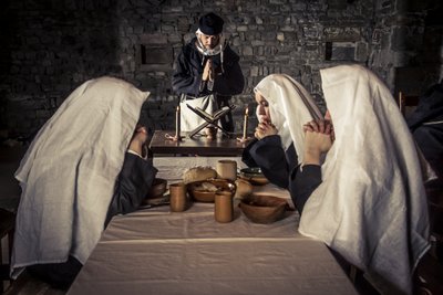 Historická rekonstrukce: Modlitba před večeří v refektáři, klášter řádu špitálních (1250-1291), Acre, Izrael od Unbekannt Unbekannt