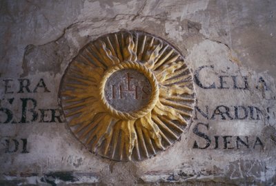 Nápisy a reliéf zobrazující Slunce, cela koleje San Bernardino, klášter svatého Františka, Fiesole, Toskánsko, Itálie od Unbekannt Unbekannt
