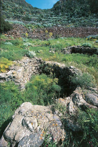 Itálie, oblast Sicílie, provincie Messina, ostrov Filicudi, Capo Graziano, Ruiny prehistorické vesnice od Unbekannt Unbekannt