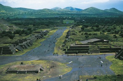 Mexiko, povodí Mexika, Mexico City, Teotihuacan (město bohů), měsíční pyramida a Avenue of Dead od Unbekannt Unbekannt