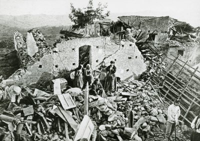 Přeživší v troskách ve Ferruzzano, zemětřesení v Kalábrii od Unbekannt Unbekannt