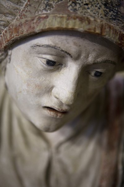 Svatá žena v čepici (malovaný kámen) od Ligier Richier