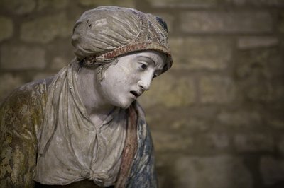 Svatá žena v čepici (malovaný kámen) od Ligier Richier