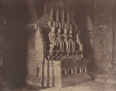 Č. 23. Pugahm Myo [Pagan]. Figury v pagodě Damayangyee [Dhamma-yan-gyi]. od Linnaeus Tripe