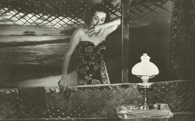 A měsíc jasně svítil (černobílá fotografie) od Lionel Wendt