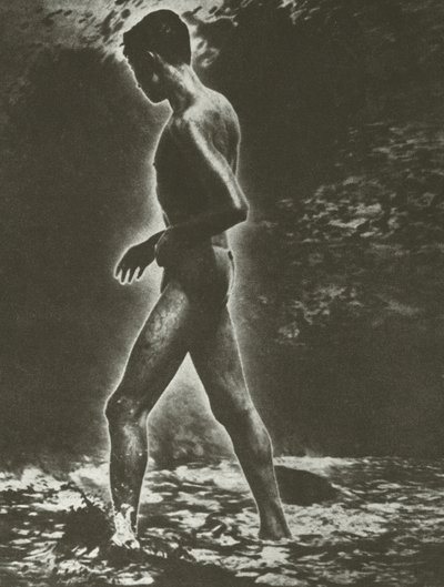 Chlapec a mávat (č/b foto) od Lionel Wendt