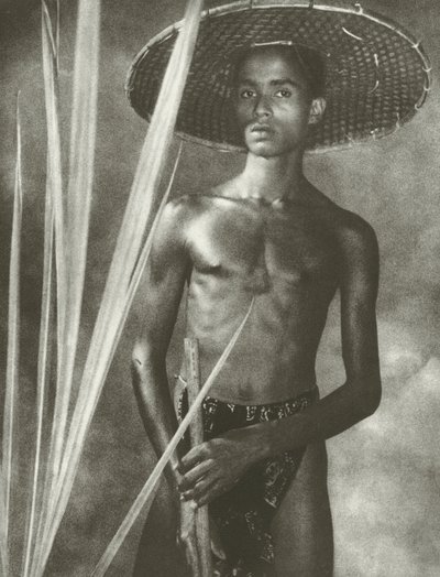 Goviya (černobílá fotografie) od Lionel Wendt