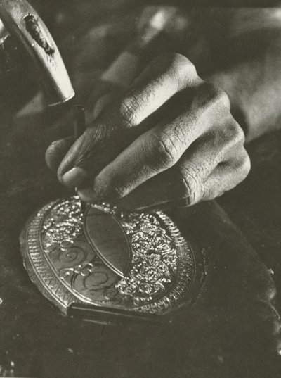 Kandyjský řemeslník při práci (černobílá fotografie) od Lionel Wendt