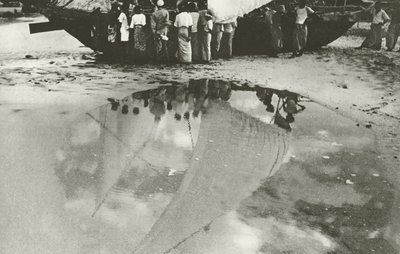 Výložníková plachta (černobílá fotografie) od Lionel Wendt