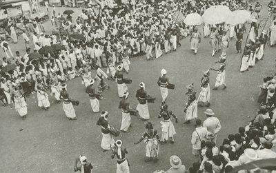 Perahera (černobílá fotografie) od Lionel Wendt