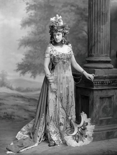 Paní Algernon Bourke 1870-1967, rozená Guendoline Irene Emily Sloane-Stanley..., 1897. od London . Photo studio Lafayette