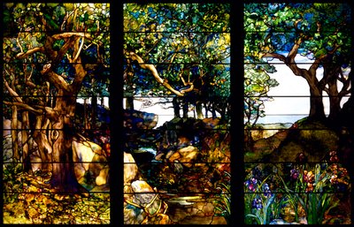 Zalesněná krajina ve třech panelech, kolem roku 1905 (sklo, měděná fólie, olovo a dřevo) od Louis Comfort Tiffany