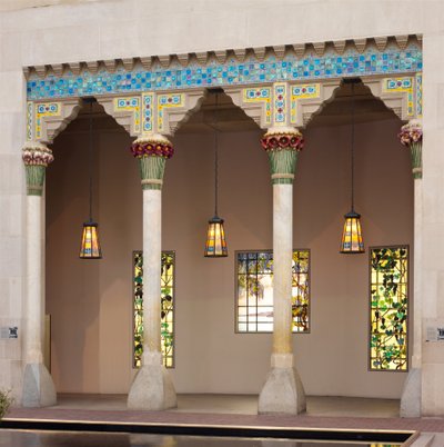 Architektonické prvky z Laurelton Hall, Oyster Bay, New York, kolem roku 1905 (vápenec, keramika a sklo Fravrile) od Louis Comfort Tiffany