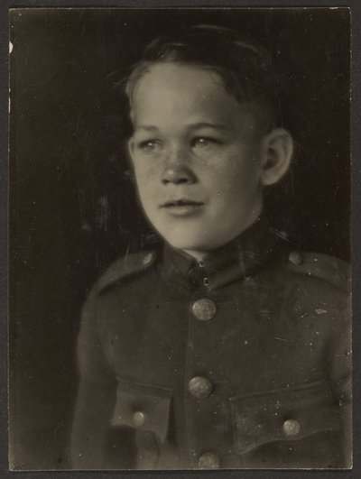 [Chlapec oblečený v uniformě] od Louis Fleckenstein