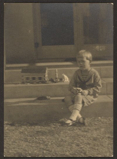 [Chlapec s hračkami na schodech] od Louis Fleckenstein