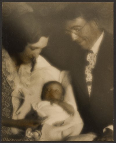 [Rodinný portrét se zavinutým dítětem] od Louis Fleckenstein