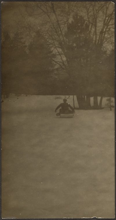 [Postava na saních ve sněhu] od Louis Fleckenstein