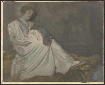 [Florence sedí s velkým vějířem] od Louis Fleckenstein