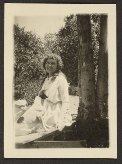 [Florence sedí se psem] od Louis Fleckenstein