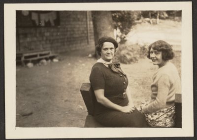 [Florence a přítelkyně na dvorku] od Louis Fleckenstein