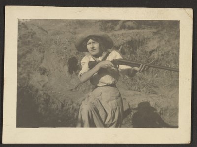 [Florence s pistolí] od Louis Fleckenstein