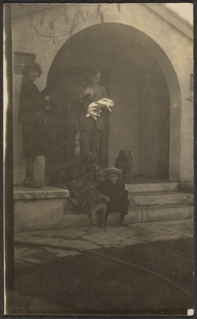 [Rodina Florence s králíkem] od Louis Fleckenstein