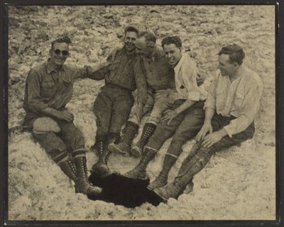 [Skupinová fotografie osob sedících u vchodu do svislé jeskyně na vrcholu San Jacinto] od Louis Fleckenstein