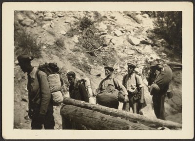 [Skupina mužů při pěší turistice] od Louis Fleckenstein