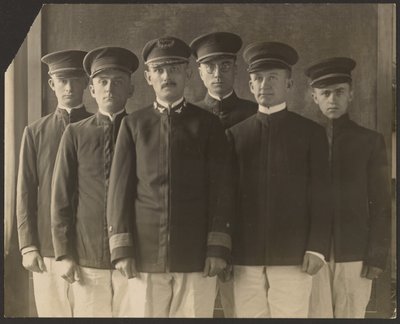 [Skupina mladých mužů v uniformě před tapiserií (kadeti)] od Louis Fleckenstein
