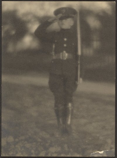 [Chlapec v uniformě] od Louis Fleckenstein
