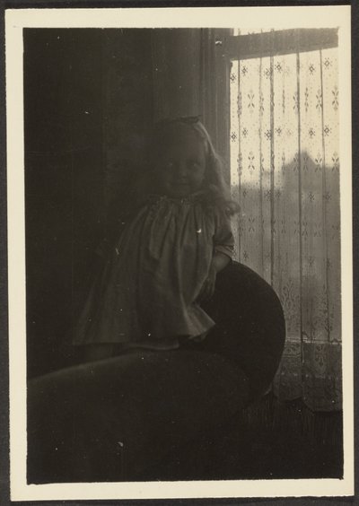 [Dívka opřená o opěradlo židle] od Louis Fleckenstein