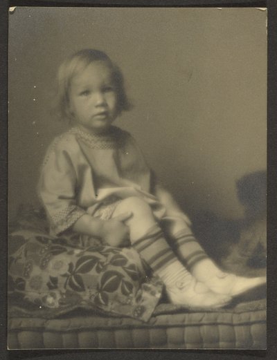 Malá dívka na polštáři od Louis Fleckenstein