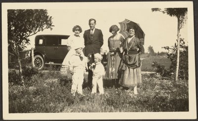 [Portrét rodiny Florence venku s autem] od Louis Fleckenstein
