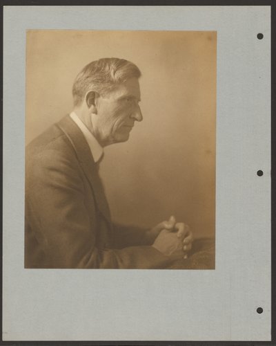 [Portrét muže se sepjatýma rukama] od Louis Fleckenstein